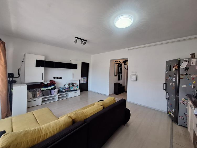Apartament cu 2 camere semidecomandat, mobilat în Florești