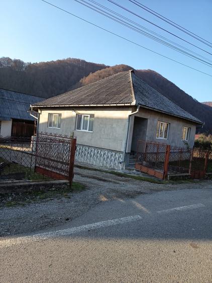 Casă cu 4 camere în Telciu