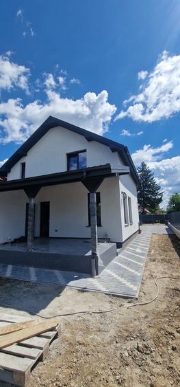 Casă cu 4 camere în Șerbănești