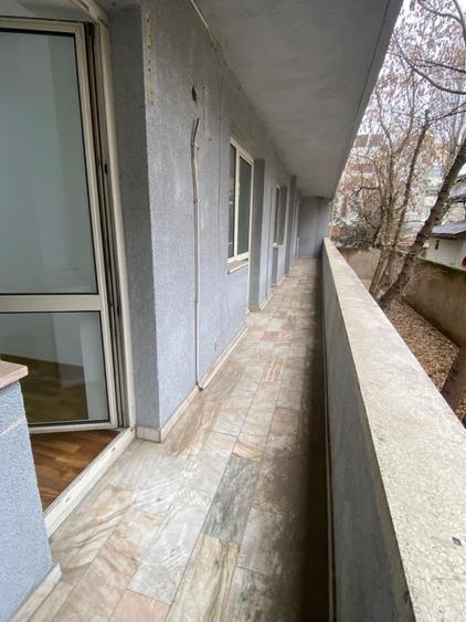 Apartament cu 10 camere decomandat în Aviatorilor