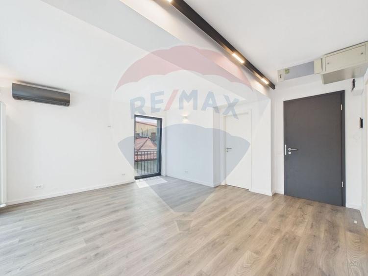 Apartament cu 4 camere semidecomandat în Banu Manta
