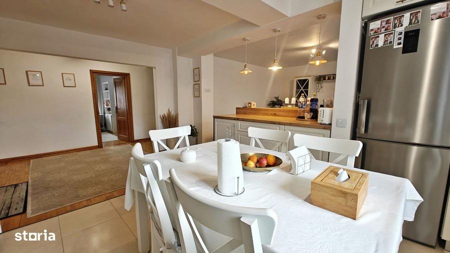 Apartament cu 4 camere decomandat în Central