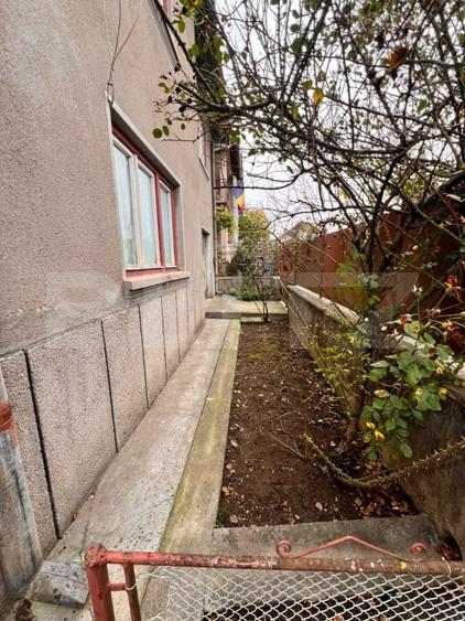 Casă individuală cu 5 camere cu Garaj în Hunedoara