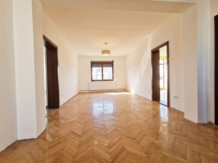 Apartament cu 5 camere decomandat în Soarelui