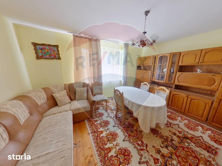 Casă cu 8 camere cu Teren 2694 Mp în Rona de Sus
