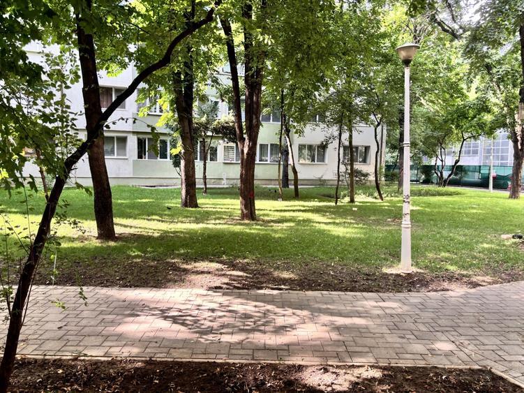 Apartament cu 3 camere semidecomandat în Pajura