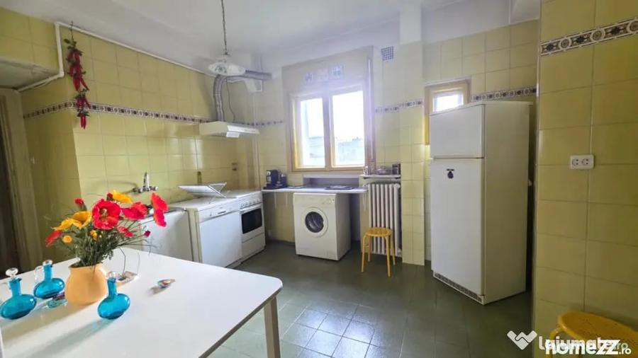Apartament cu 3 camere decomandat în P-ța Universității
