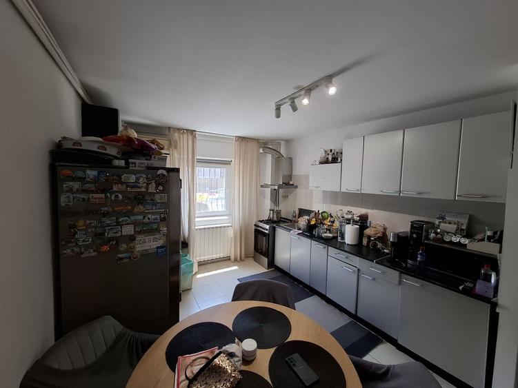 Apartament cu 4 camere decomandat în Poarta 6