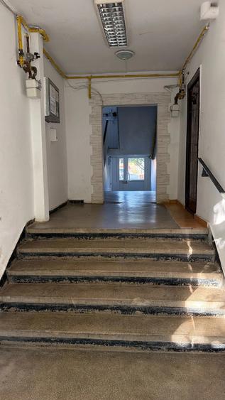 Apartament cu 3 camere semidecomandat în 1 Decembrie
