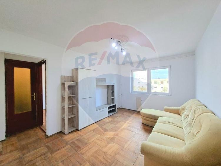 Apartament cu 3 camere semidecomandat în Romanilor