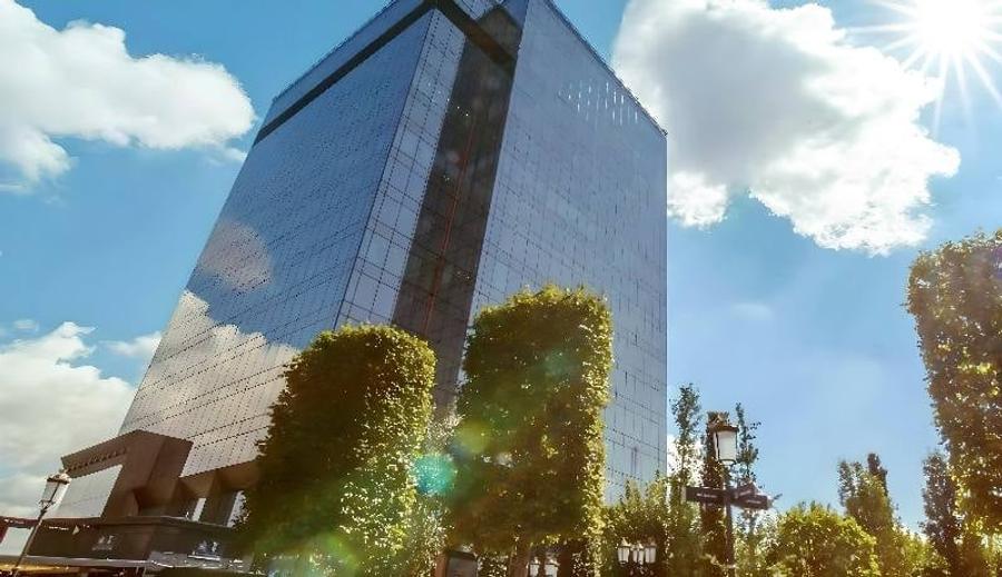 Birou, de 2,100 mp, în Central