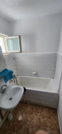 Apartament cu 3 camere semidecomandat în P-ța Gorjului