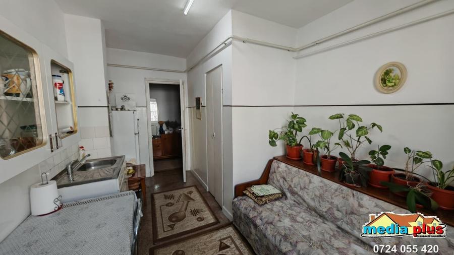 Apartament cu 3 camere semidecomandat în Micro 19