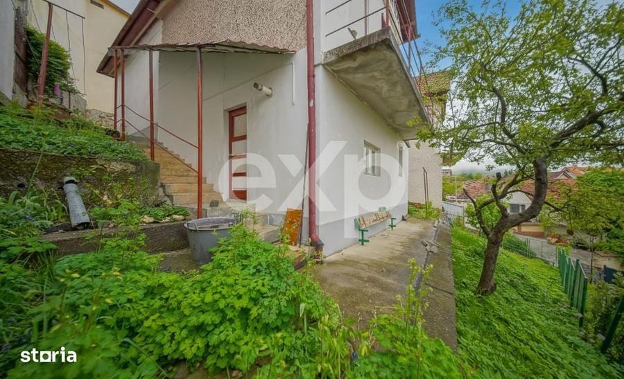 Casă cu 4 camere în Schei