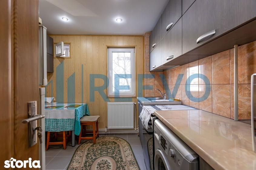 Apartament cu 3 camere semidecomandat, mobilat în Cornișa
