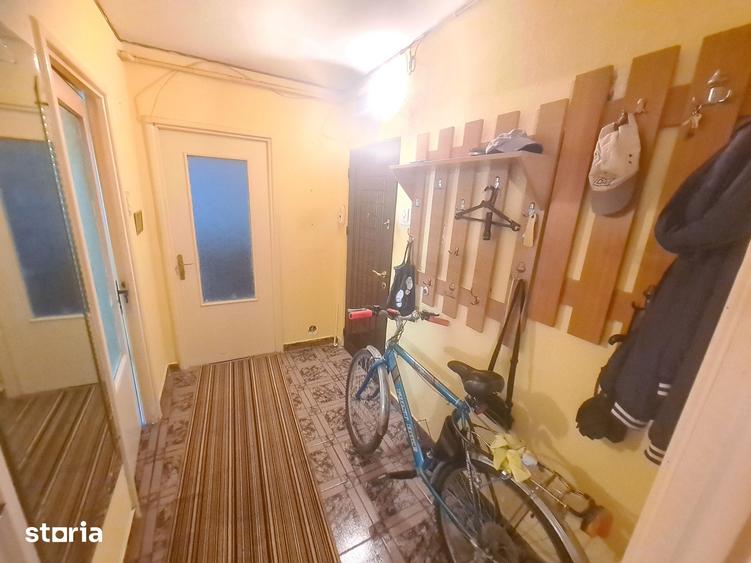 Apartament cu 3 camere semidecomandat în Cornișa