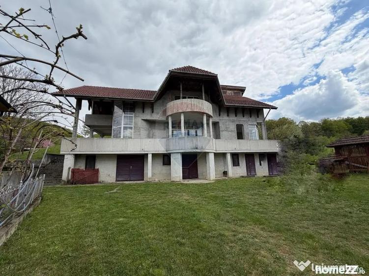 Casă cu 7 camere cu Teren 2681 Mp în Buciumi