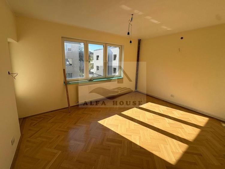 Casă individuală cu 10 camere cu Canalizare în Centrul Civic