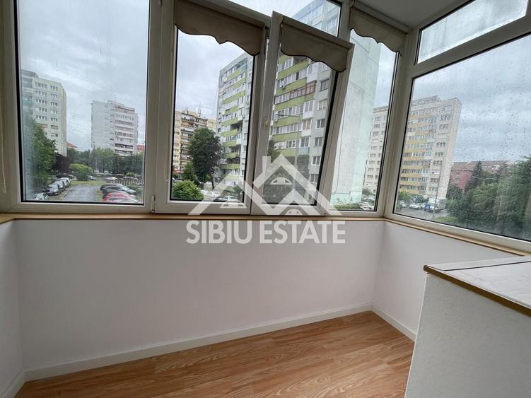 Apartament cu 3 camere semidecomandat, mobilat în Hipodrom 3