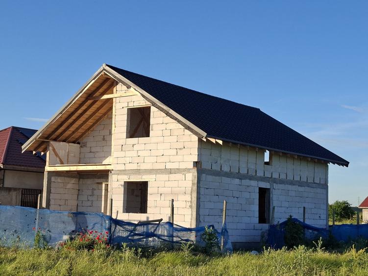 Casă cu 4 camere cu Teren 281 Mp în Poarta Albă