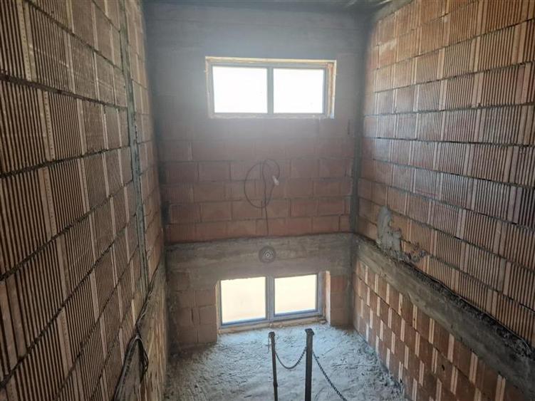 Duplex cu 12 camere cu Teren 1000 Mp în Romanii de Sus