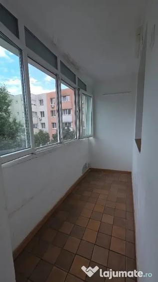 Apartament cu 2 camere decomandat în Titan