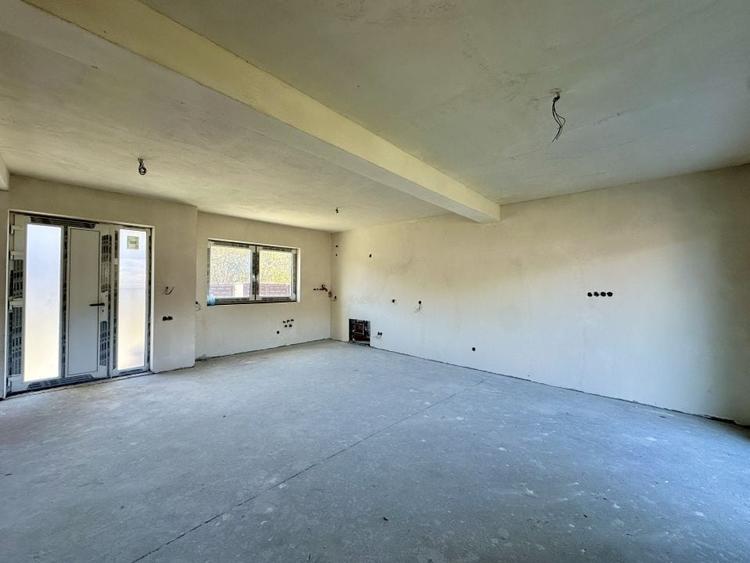 Casă individuală cu 4 camere cu Canalizare în Luna de Sus