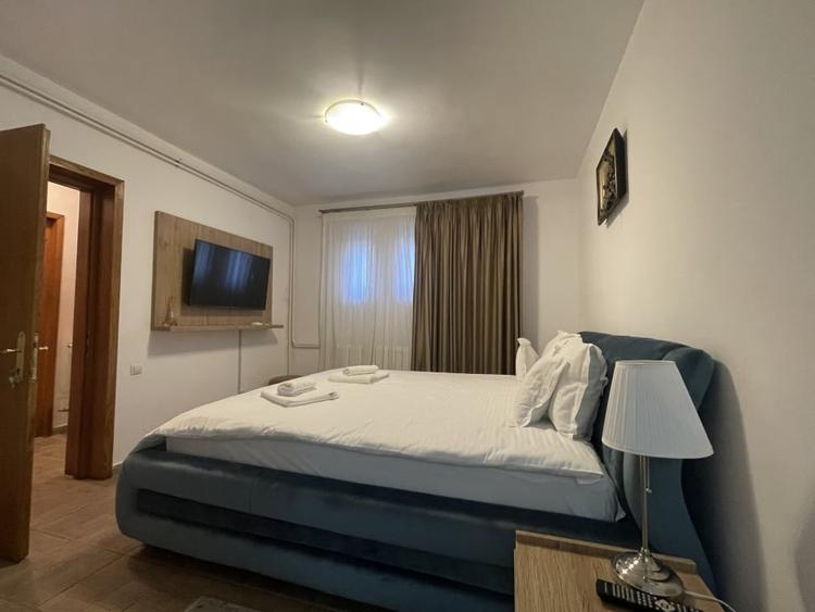 Casă individuală cu 7 camere cu Canalizare în Furnica