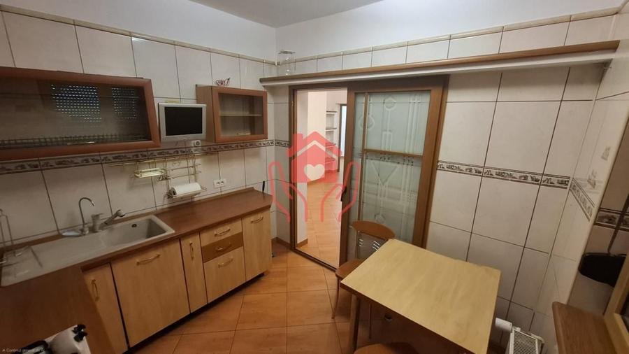 Apartament cu 6 camere semidecomandat, mobilat în Gara de Nord