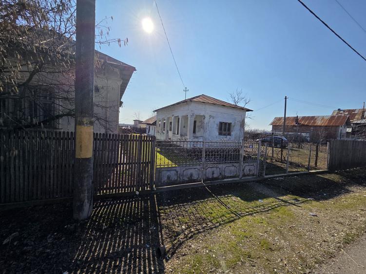 Casă cu 3 camere în Moara Mocanului