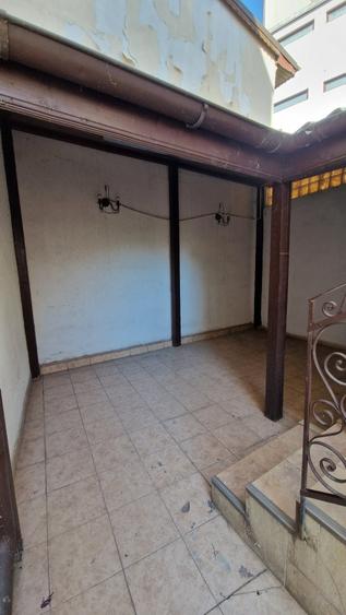 Casă individuală cu 6 camere cu Canalizare în Calea Călărașilor