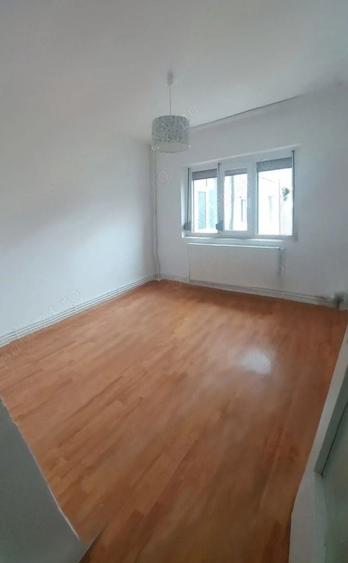 Apartament cu 3 camere decomandat în Micro 21