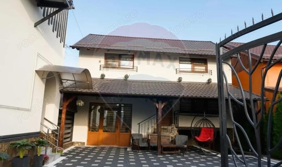 Casă cu 9 camere cu Teren 370 Mp în Central