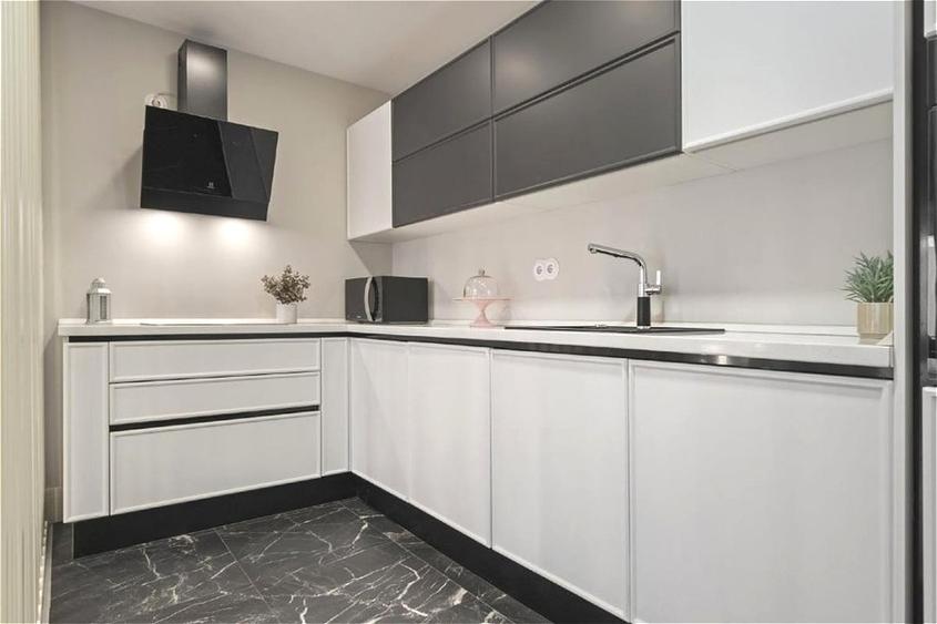 Apartament cu 3 camere semidecomandat, mobilat în Pipera