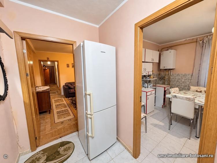 Apartament cu 4 camere semidecomandat în Central