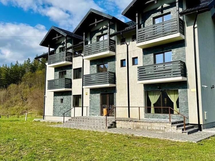 Casă individuală cu 5 camere cu Teren 7555 Mp în Central