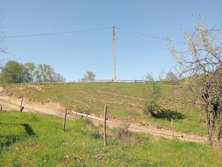 Teren de 1800 mp, în Varvata
