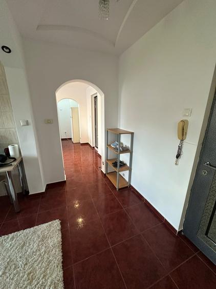 Apartament cu 3 camere semidecomandat, mobilat în Dristor