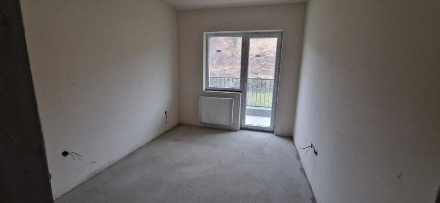 Apartament cu 3 camere semidecomandat în Florești
