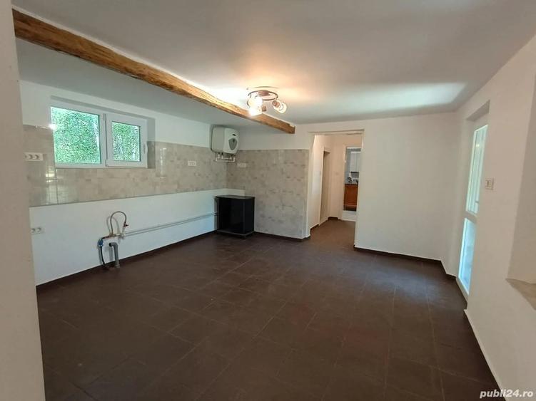 Casă cu 5 camere cu Teren 2509 Mp în Icoana