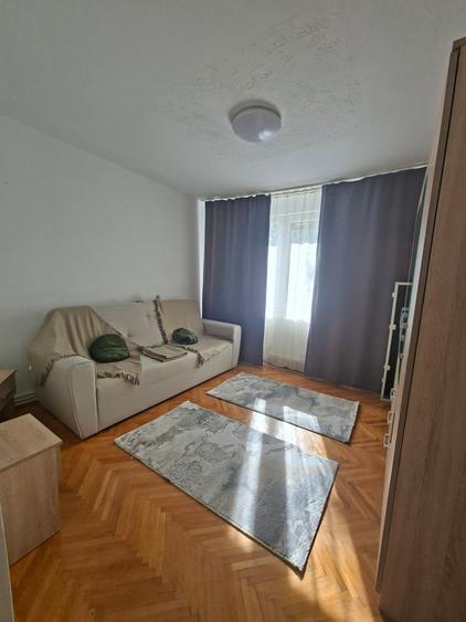 Apartament cu 3 camere semidecomandat în Central