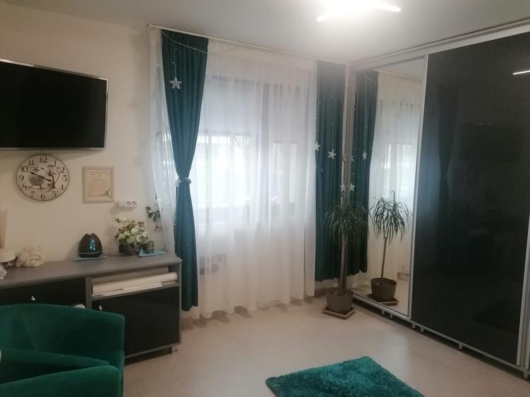 Apartament cu 3 camere semidecomandat în Tractorul