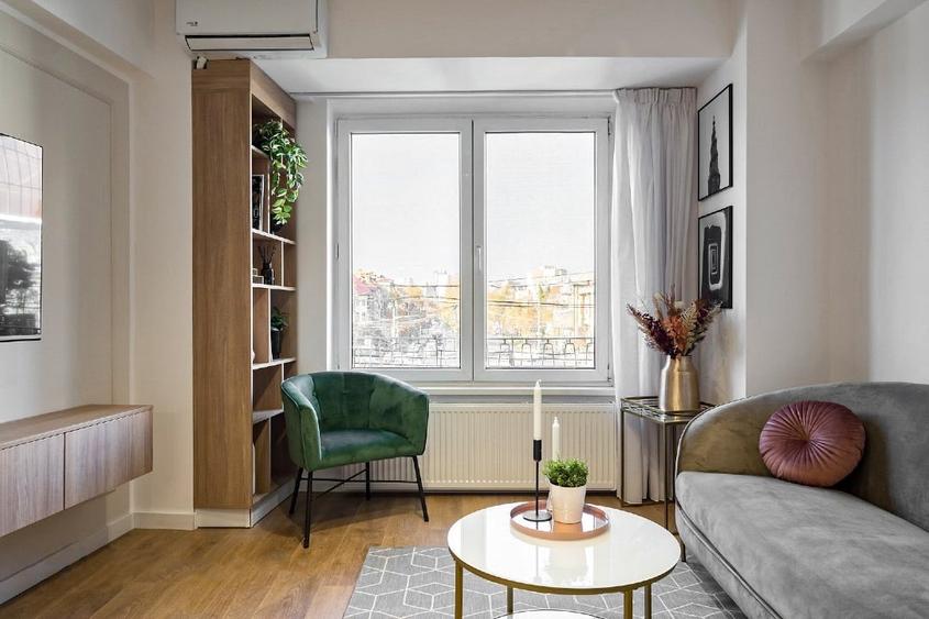 Apartament cu 3 camere semidecomandat, mobilat în P-ța Romană