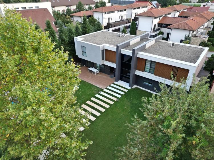 Casă individuală cu 6 camere decomandat cu Piscina în Pipera