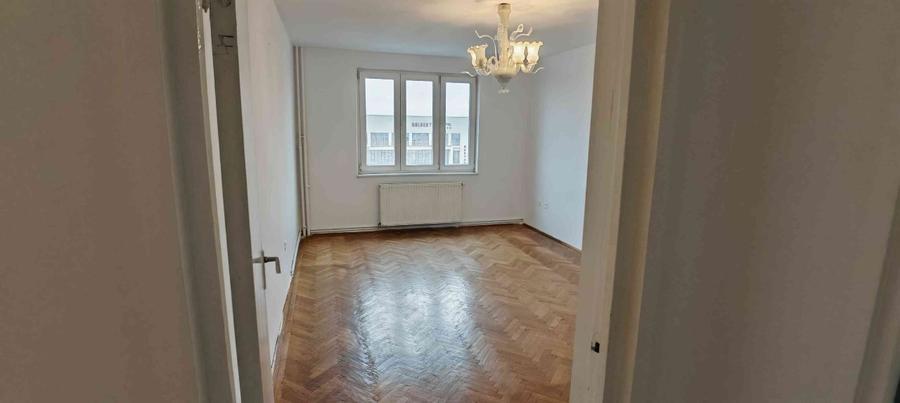 Apartament cu 3 camere decomandat în Astra