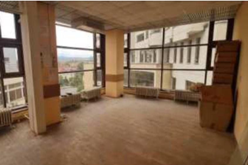 Birou, de 1,426 mp, în Central