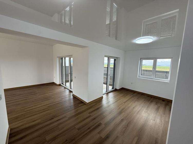 Casă cu 4 camere în Noua