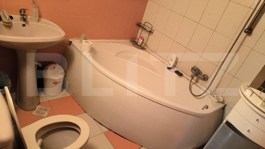 Casă individuală cu 9 camere cu Canalizare în Nord-Est