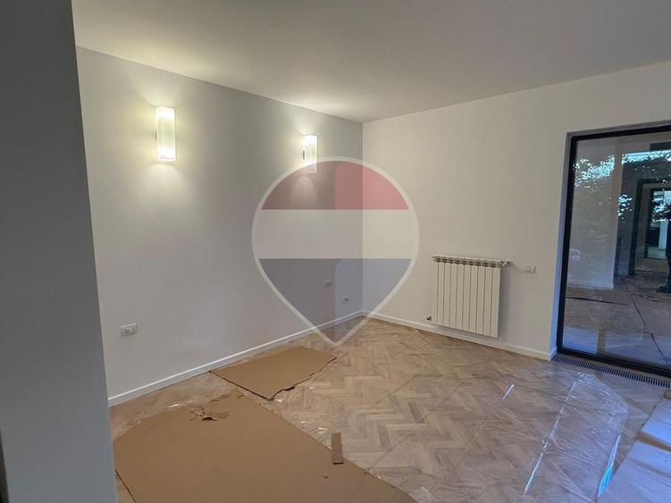 Apartament cu 3 camere semidecomandat în Primăverii