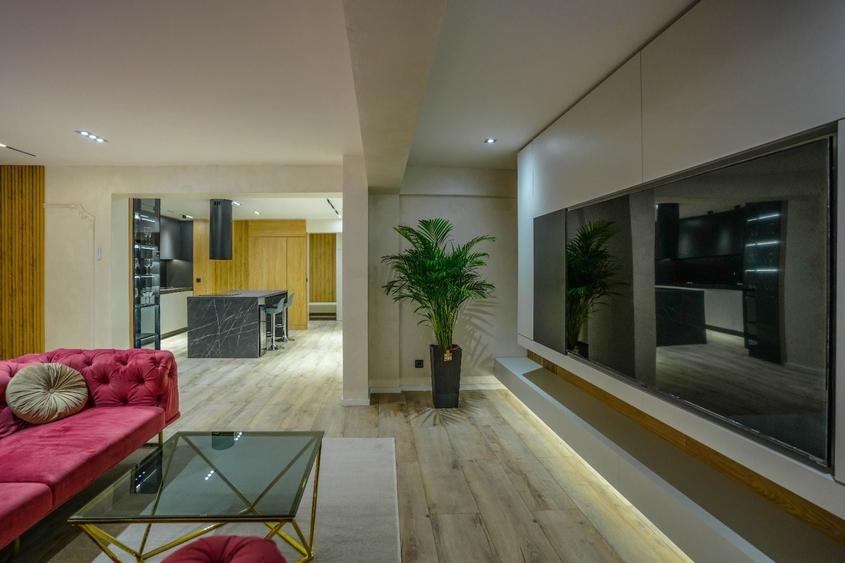 Apartament cu 3 camere decomandat în Exterior Vest